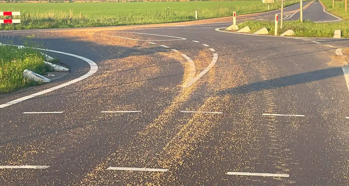 Tractor verliest grind op straat - Foto 3