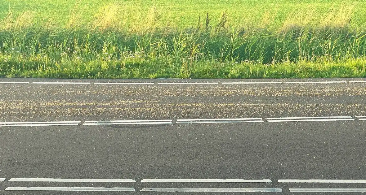Tractor verliest grind op straat - Foto 4