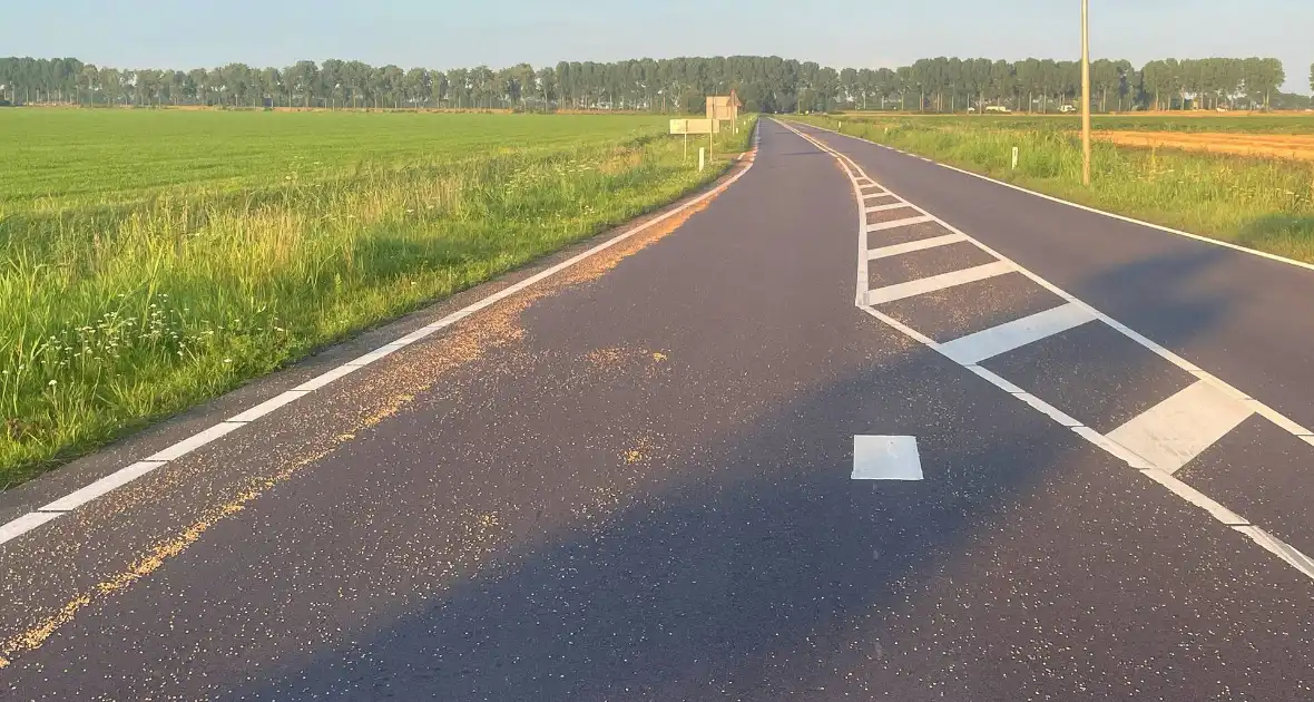 Tractor verliest grind op straat - Foto 5