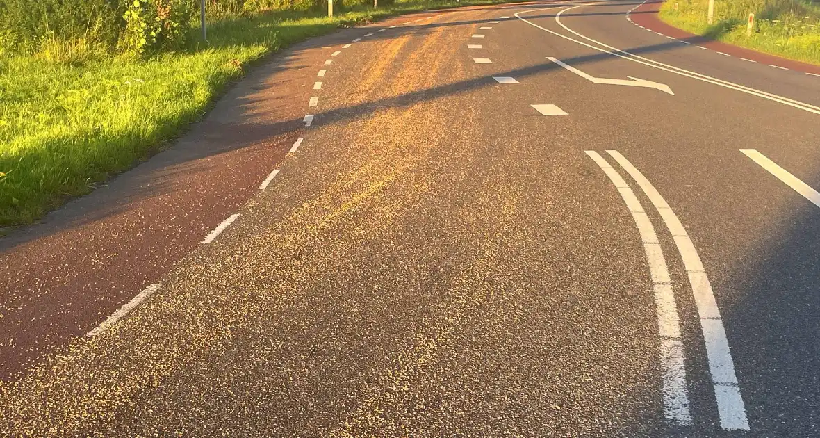 Tractor verliest grind op straat - Foto 6