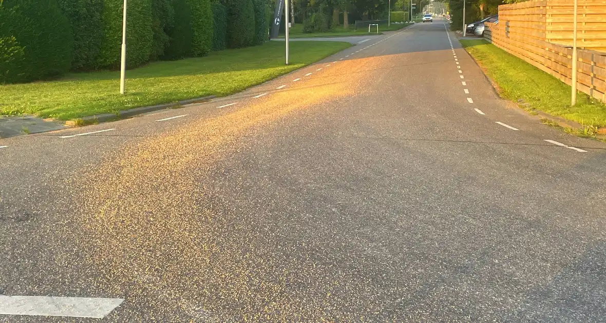 Tractor verliest grind op straat - Foto 7