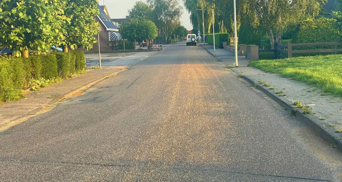 Tractor verliest grind op straat - Foto 8