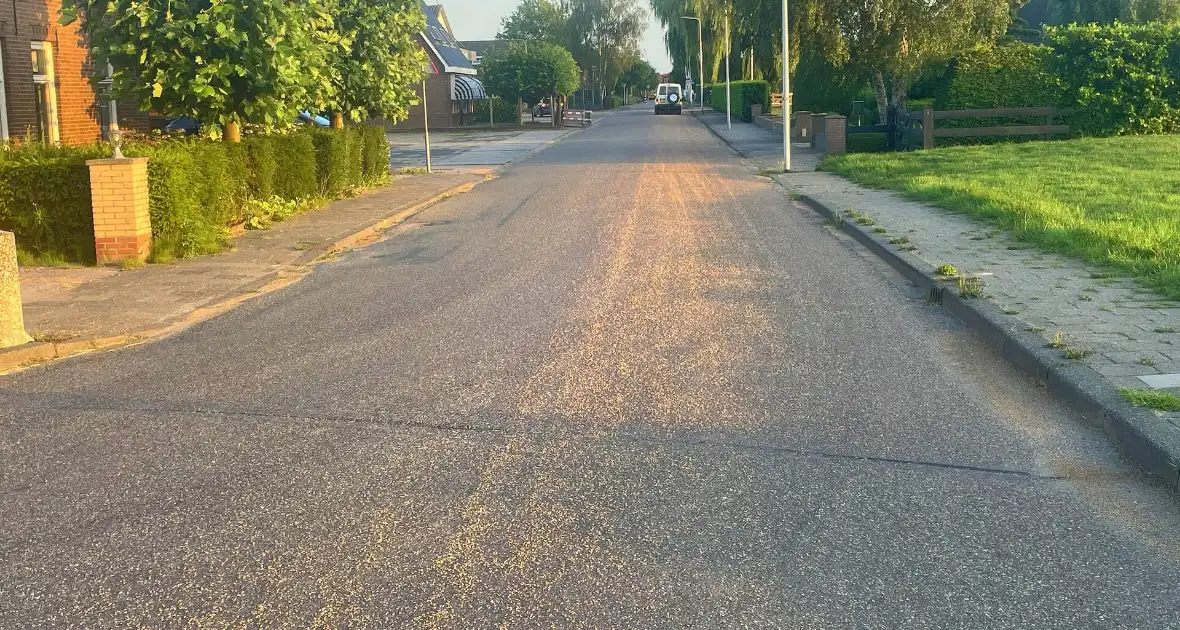 Tractor verliest grind op straat - Foto 9