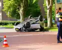 Auto belandt op dak