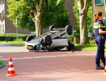 Auto belandt op dak