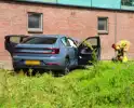 Auto botst tegen gebouw