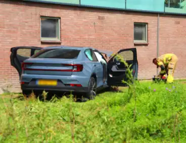 Auto botst tegen gebouw