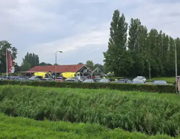 Traumahelikopter landt naast visvijver
