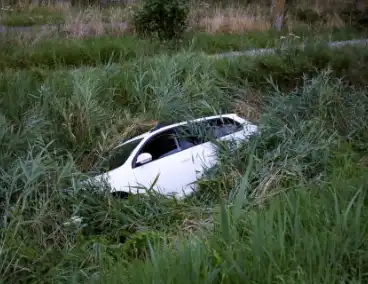 Taxi in sloot na eenzijdig ongeval
