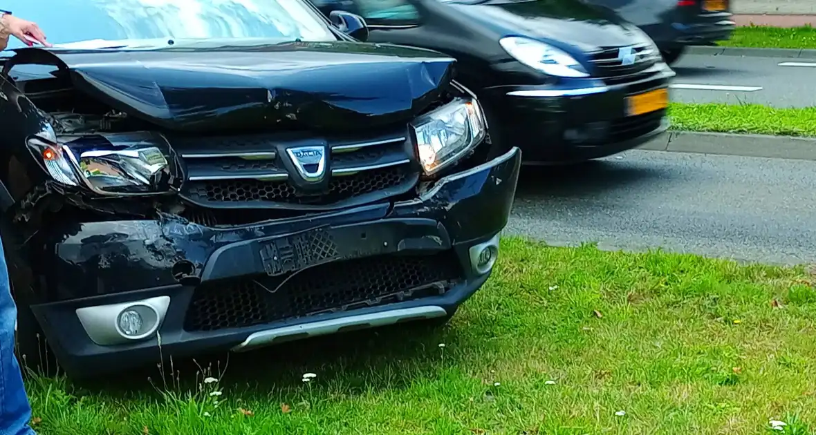 Kop-staartbotsing in de middag - Foto 1