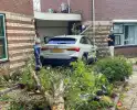 Voertuig ramt boom en huis