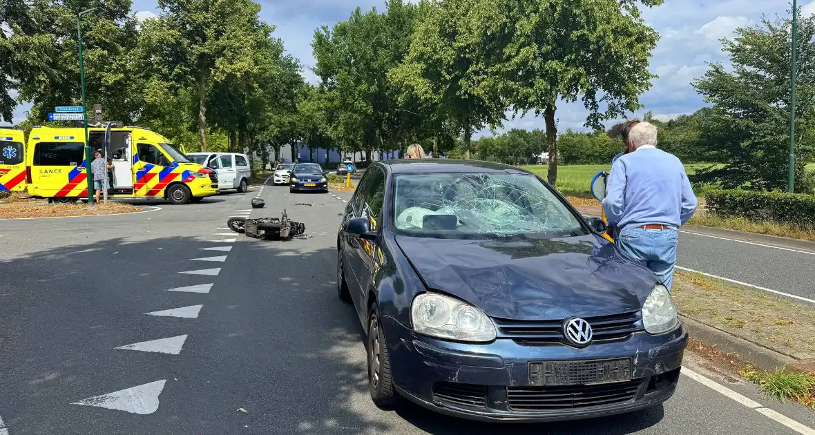 Scooterrijder zwaargewond bij botsing met auto