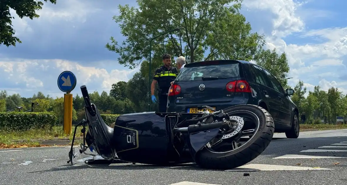 Scooterrijder zwaargewond bij botsing met auto - Foto 1