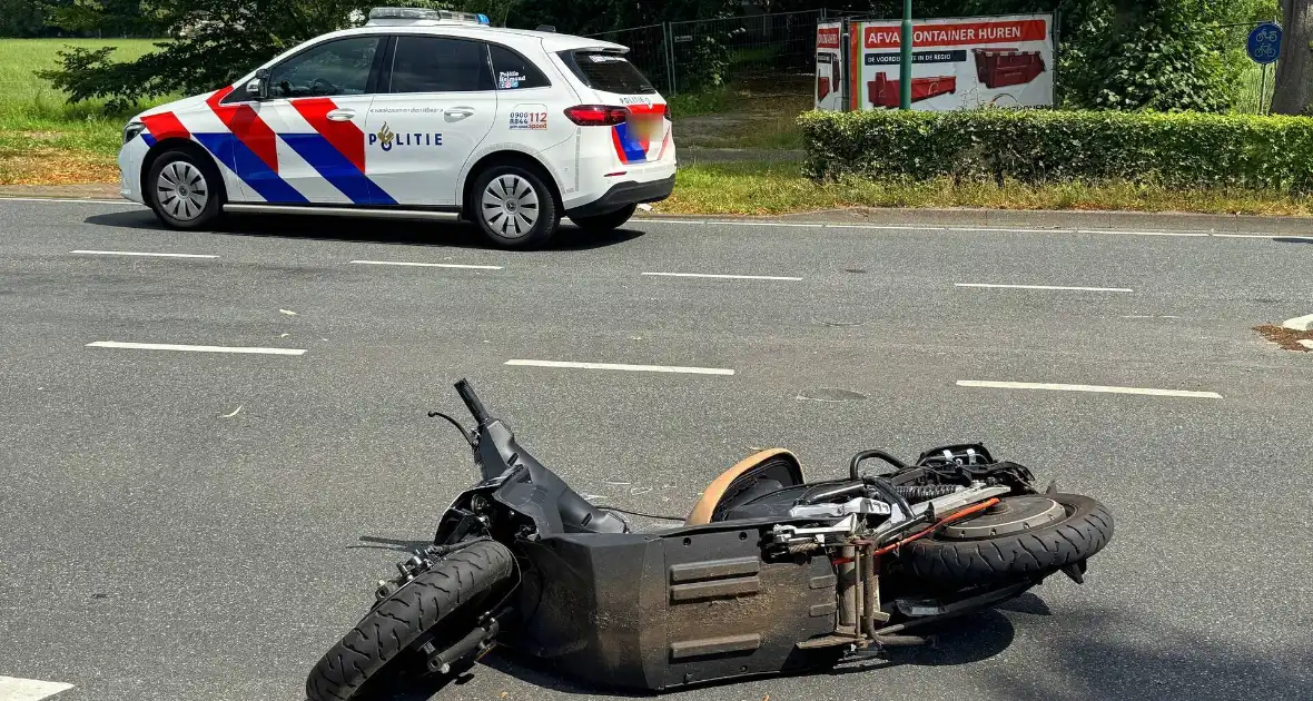 Scooterrijder zwaargewond bij botsing met auto - Foto 2