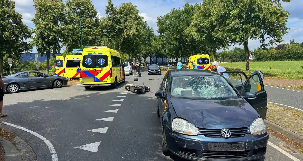 Scooterrijder zwaargewond bij botsing met auto - Foto 3