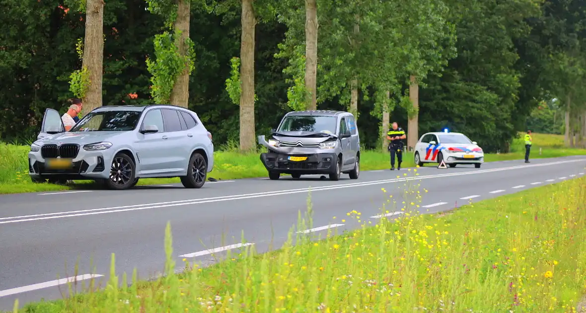 Bestelbus botst op voorganger