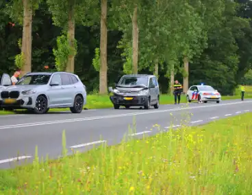 Bestelbus botst op voorganger