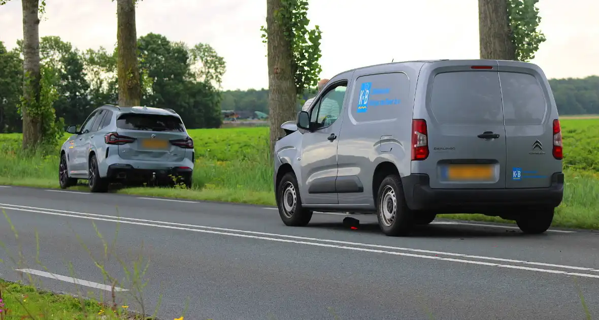 Bestelbus botst op voorganger - Foto 1