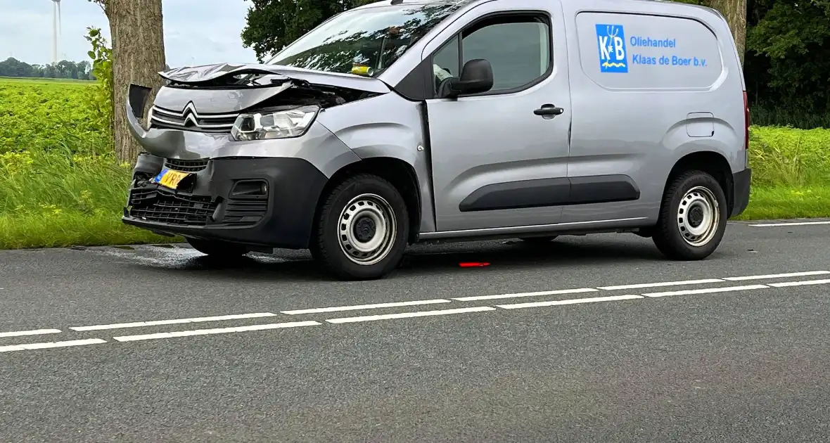 Bestelbus botst op voorganger - Foto 4