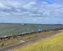 Boot gevaarlijk dicht bij rotspartij