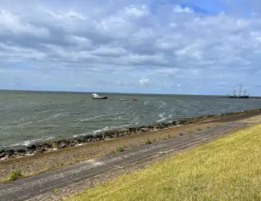 Boot gevaarlijk dicht bij rotspartij