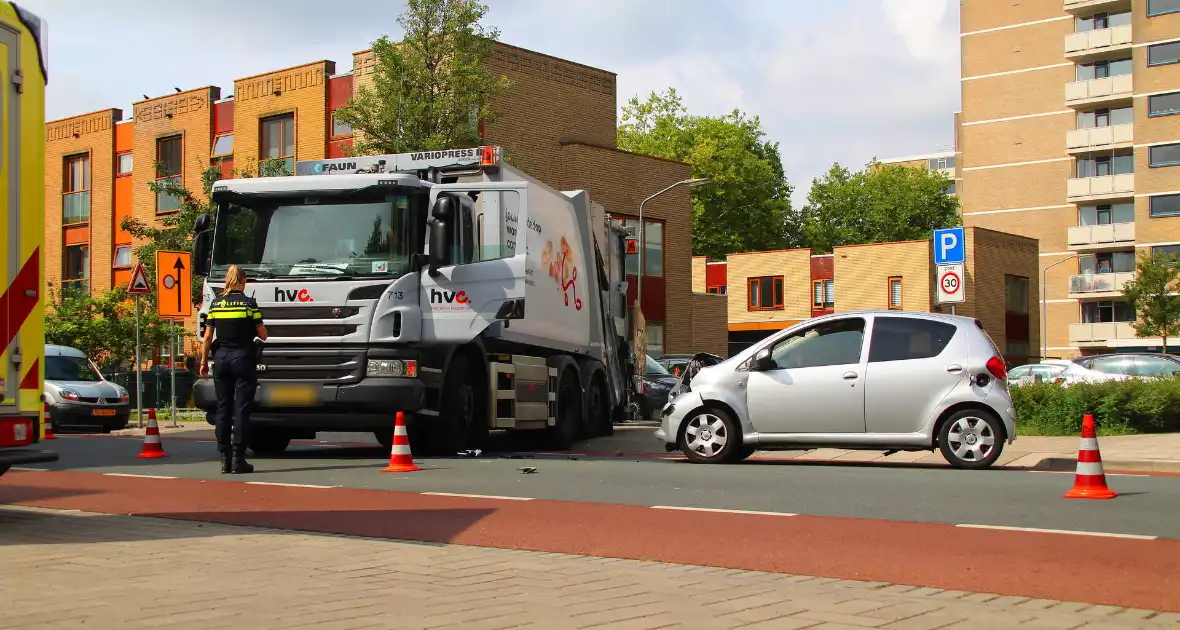 Ongeval tussen vuilniswagen en auto