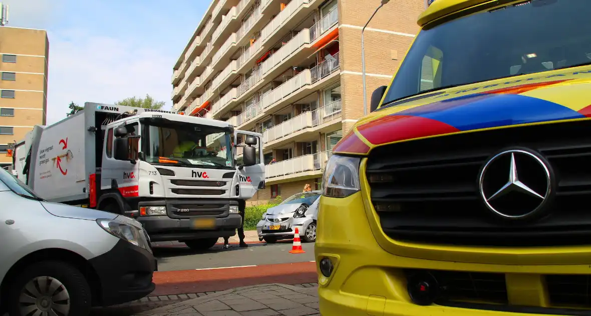 Ongeval tussen vuilniswagen en auto - Foto 1