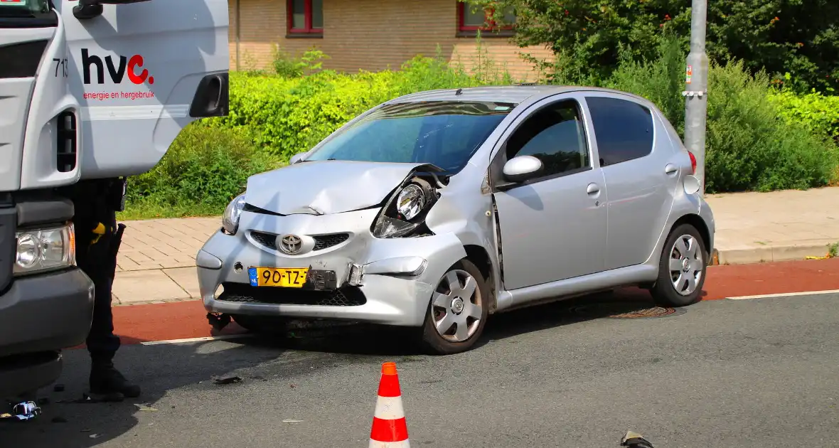 Ongeval tussen vuilniswagen en auto - Foto 2