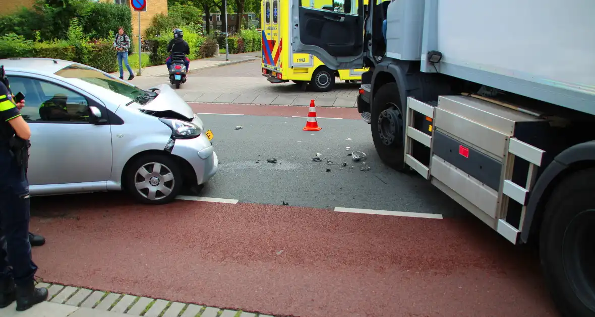 Ongeval tussen vuilniswagen en auto - Foto 3