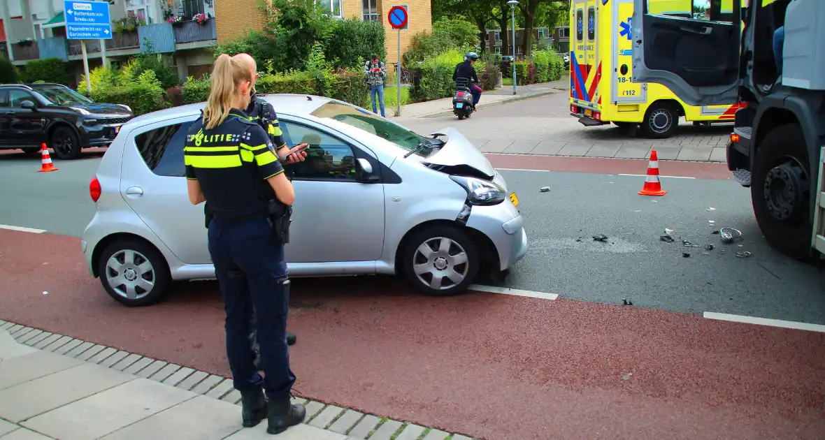 Ongeval tussen vuilniswagen en auto - Foto 4