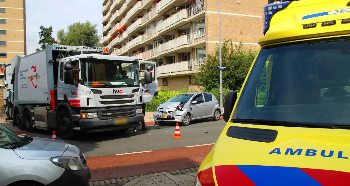 Ongeval tussen vuilniswagen en auto - Foto 5
