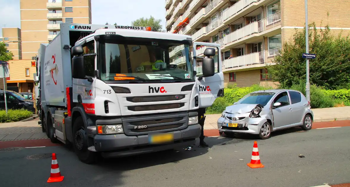 Ongeval tussen vuilniswagen en auto - Foto 6