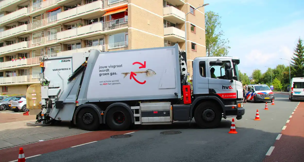 Ongeval tussen vuilniswagen en auto - Foto 7