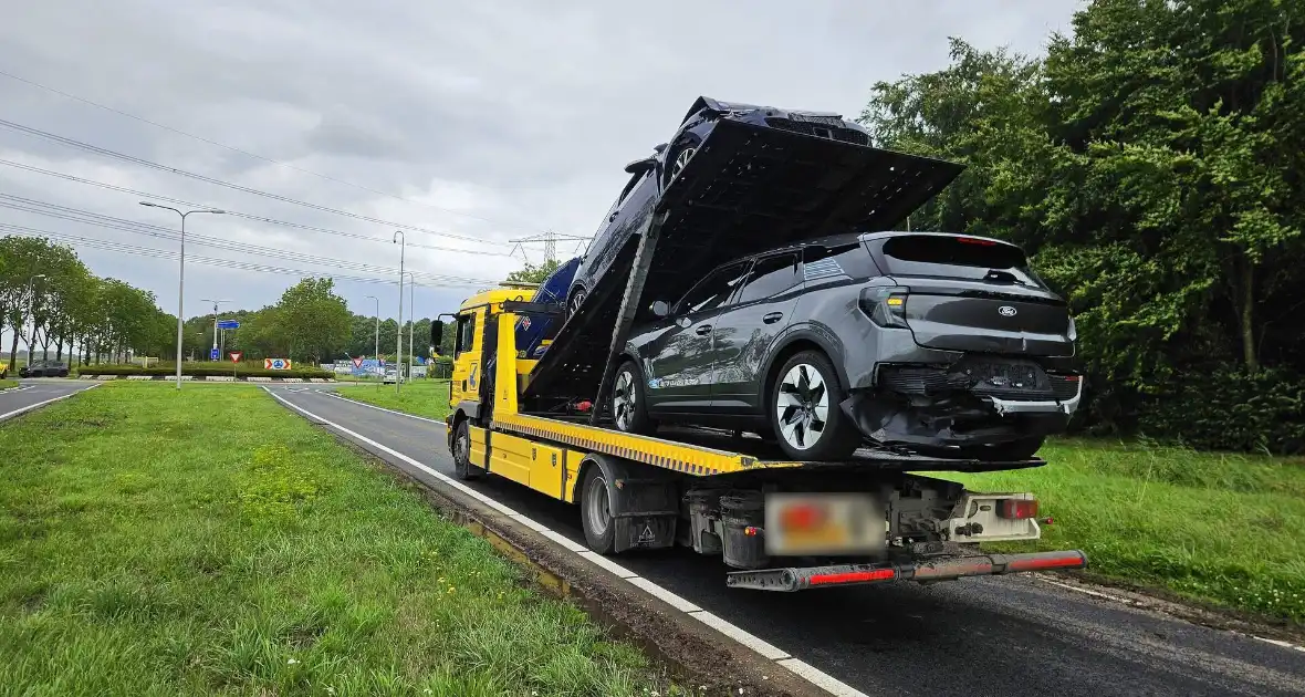 Voertuigen afgesleept na botsing - Foto 3