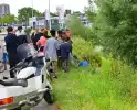 Vrouw door omstanders en politie uit water gered
