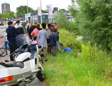 Vrouw door omstanders en politie uit water gered
