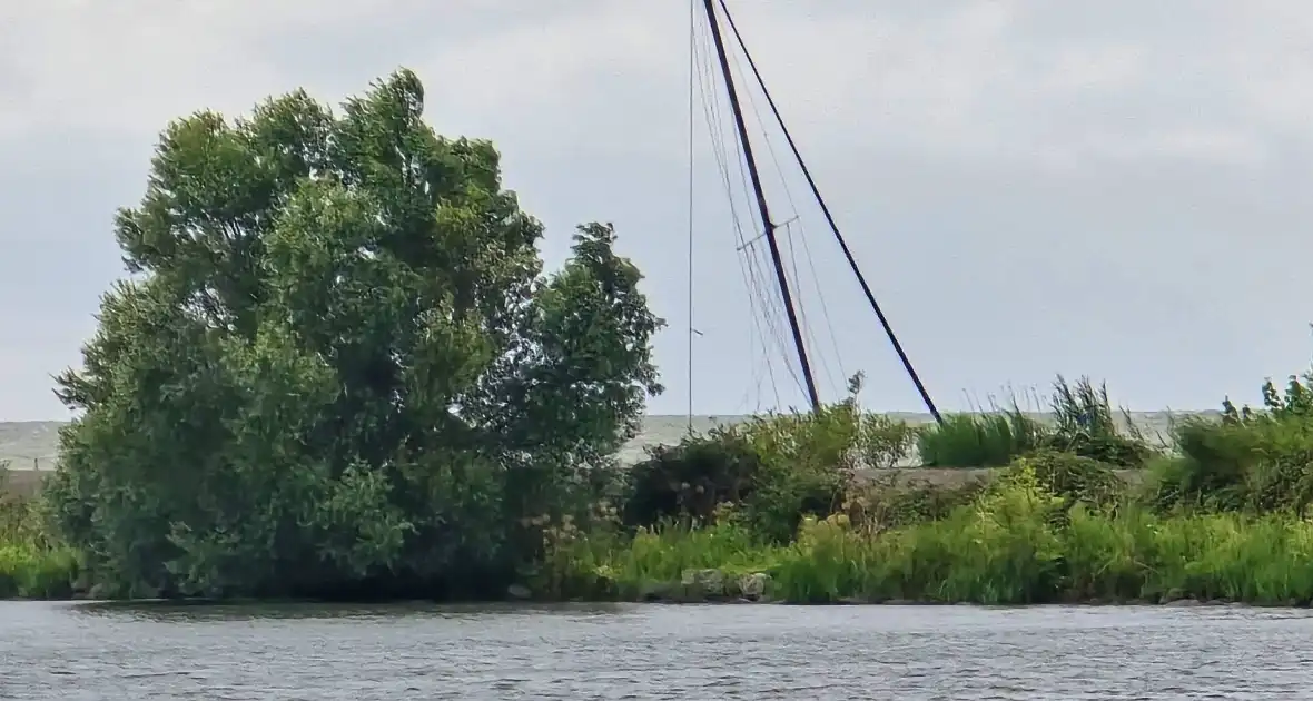 Schip in nood roept hulp in