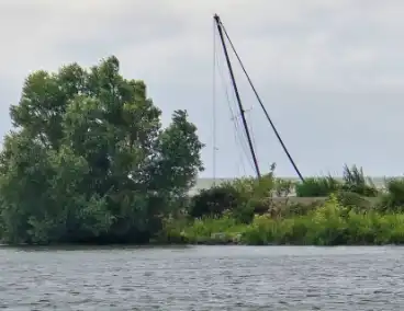 Schip in nood roept hulp in