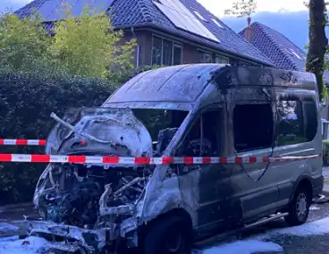 Taxibus volledig in vlammen op
