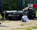 Motorrijder gewond na aanrijding met hekwerk