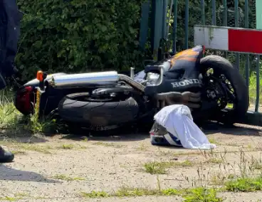 Motorrijder gewond na aanrijding met hekwerk