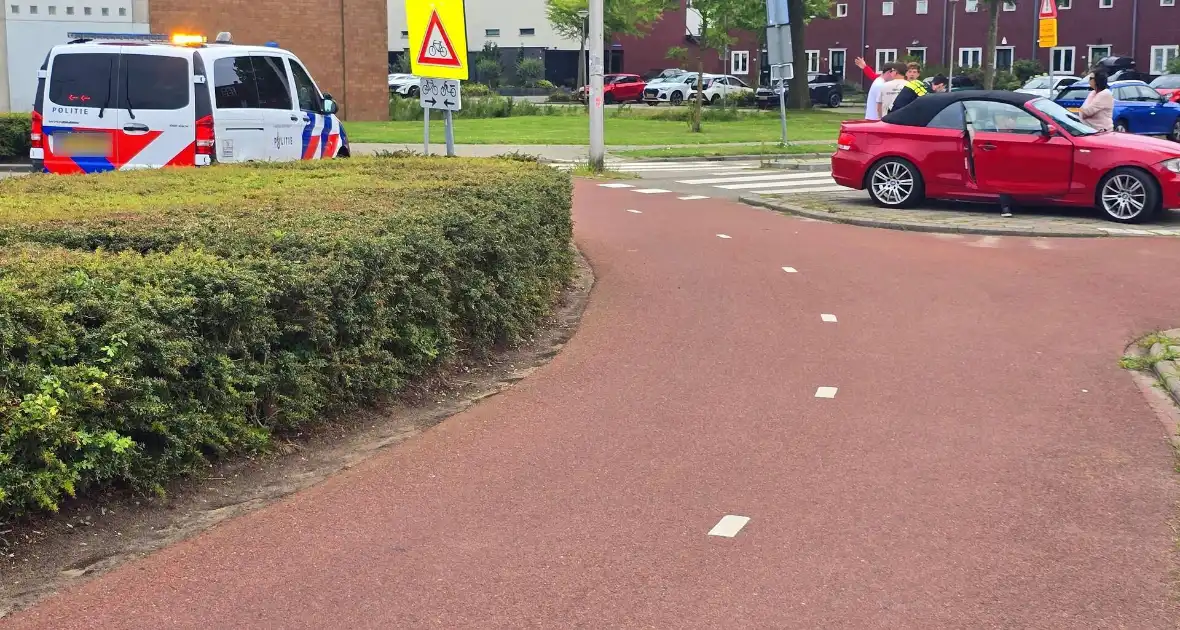 Auto botst met scooter op fietspad