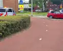 Auto botst met scooter op fietspad