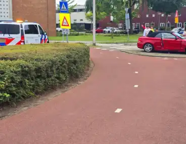 Auto botst met scooter op fietspad