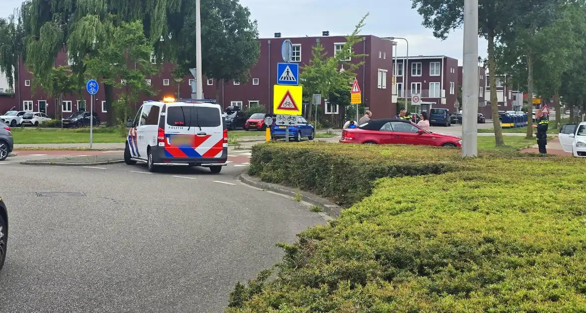 Auto botst met scooter op fietspad - Foto 1