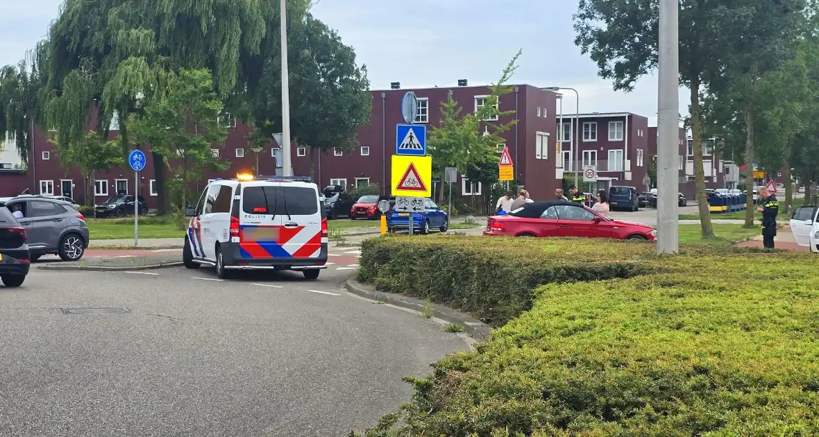 Auto botst met scooter op fietspad - Foto 2