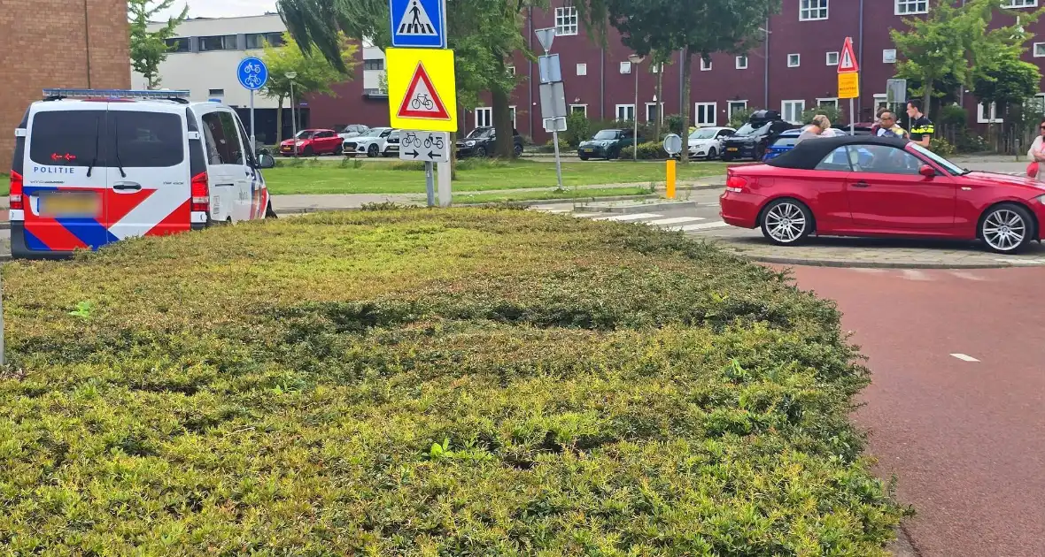 Auto botst met scooter op fietspad - Foto 3