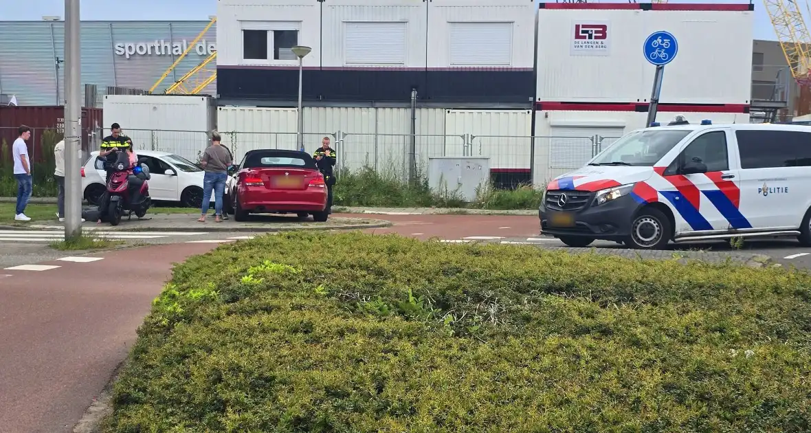 Auto botst met scooter op fietspad - Foto 4