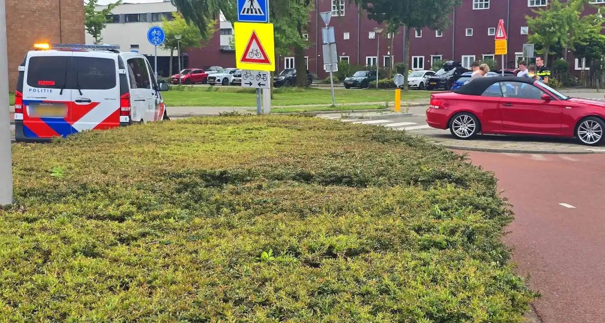 Auto botst met scooter op fietspad - Foto 5