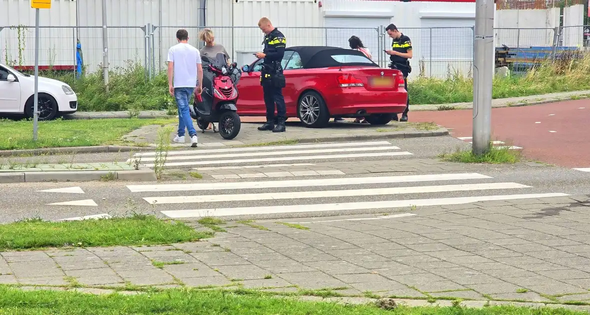 Auto botst met scooter op fietspad - Foto 6